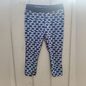 Nearly new woman's Nike dri-fit sport capris size M